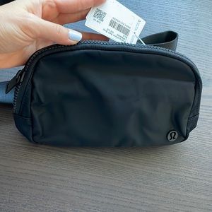 Lululemon everywhere belt bag in Black